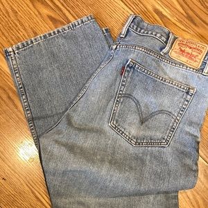 Men's gently used Levi's straight fit light colored jeans.